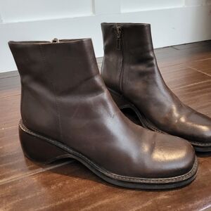 Diba womans 9.5 ankle leather boots Square Toe mint condition